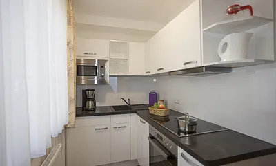 Küche mit Geschirrspüler und Backofen