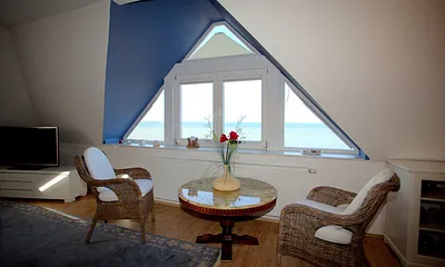 Wohnzimmer mit Panoramablick über das Wasser