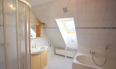 Bad mit Dusche und Badewanne