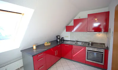 Küche mit Geschirrspüler und Backofen