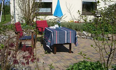 Diese Terrasse gehört zur Ferienwohnung.