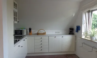 Familiengerecht ausgestattete Küche mit Geschirrspüler, Mikrowelle, Radio/CD-Player, Kühlschrank mit Gefrierfach, Kaffeemaschine, usw.