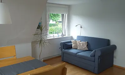 An die Küche schließt sich ein sonniger Essplatz an. Da ist auch eine zusätzliche Schlafmöglichkeit..