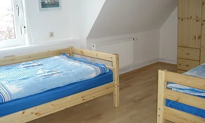 Das Schlafzimmer ist mit zwei Einzelbetten ausgestattet.