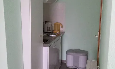 Küche mit Kühlschrank u. 2 Kochplatten