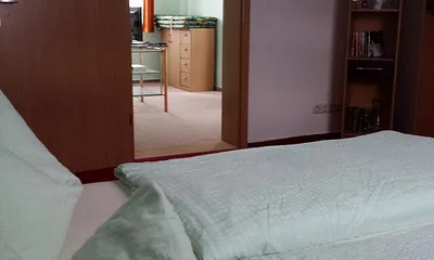 ein Blick vom Schlaf- in den Wohnbereich