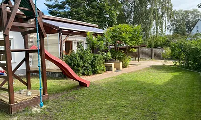 Außenansicht mit Spielanlage