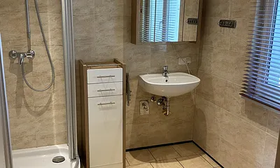 Bad mit Dusche und WC