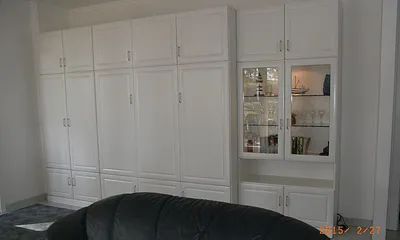 Wohnzimmerschrank mit ausklappbarem Doppelbett