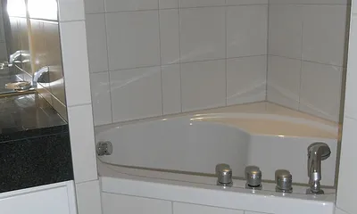 Wannenbad mit Toilette, Waschtisch, Handtuchtrockner 