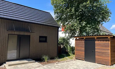 Haus 1 Hauseingang mit Parkplatz und Fahrradschuppen 