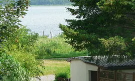 Blick  zum Bodden und Radweg 