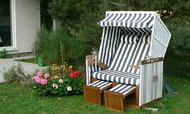 Strandkorb vor der Terrasse zur Südseite