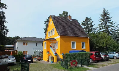Die Ferienwohnung befindet sich im gelben Haus im OG