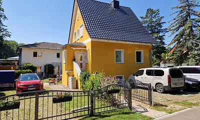 Die Ferienwohnung 1 befindet sich im gelben Haus im OG