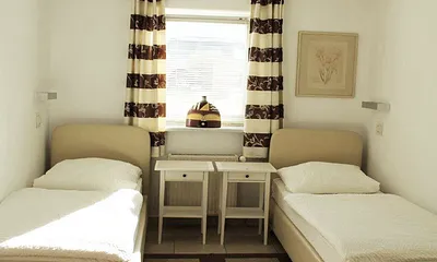 seniorengerechte Betten(auseinander gestellt) im Schlafzimmer