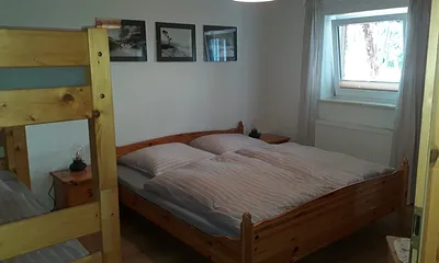 Schlafzimmer mit Doppel- und Etagenbett