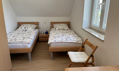 Schlafzimmer (2 Betten: 200x90cm)