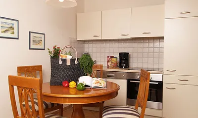 Küchenzeile mit Eßtisch