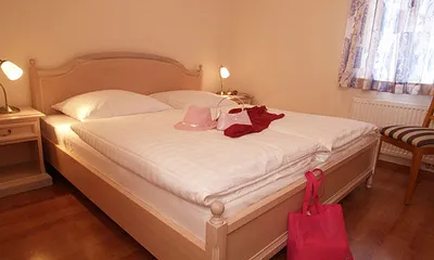 Schlafzimmer mit Doppelbett