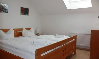 Schlafzimmer mit Doppelbett