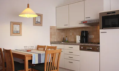 Küchenzeile mit Essplatz