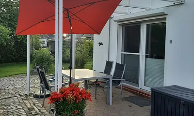 Terrasse und Eingangsbereich