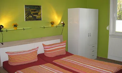 Schlafzimmer mit Schrank