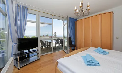 gr. Schlafzimmer mit Balkon und Seeblick