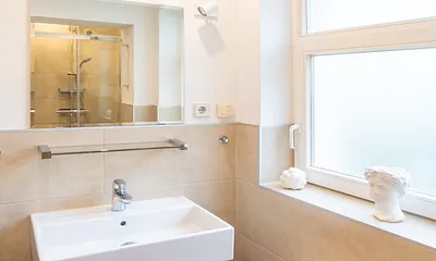 modernes Bad mit beheizbarem Handtuchhalter