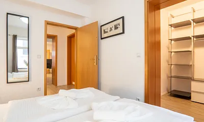 Schlafzimmer mit Doppellbett (180x200)