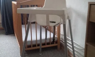 Gitterbettchen und Hochstuhl