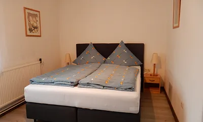 Schlafzimmer/Doppelbett (160 cm breit)