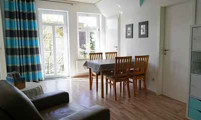 Esszimmer mit Ausgang auf den Südbalkon