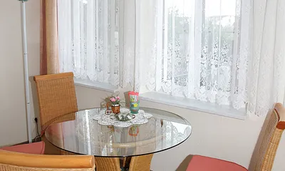 Gemütliche Sitz- und Eßecke in der Veranda