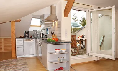 integrierte Küchenzeile und Zugang zur Dachterrasse