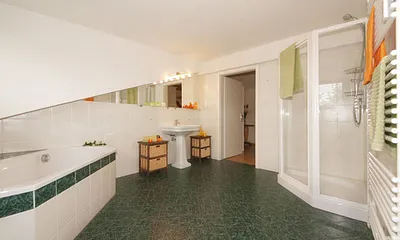 großzügiges Wannenbad mit Dusche