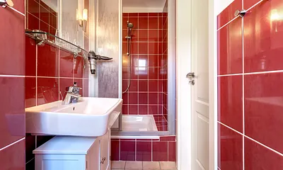 Bad mit Dusche/WC, Fön und Fenster