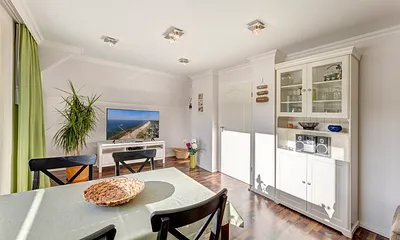 Wohnzimmer mit Essplatz und Flat-TV, Spiele, Bücher