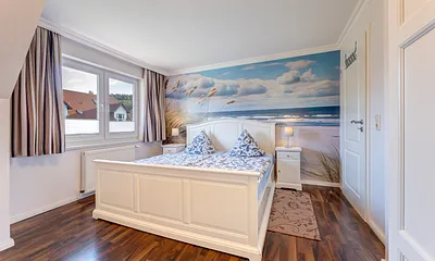 Schlafzimmer mit Verdunklungsgardinen und Fliegenschutz