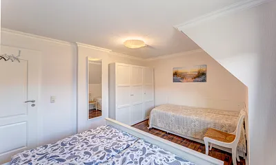 Doppel- und Einzelbett im Schlafzimmer 