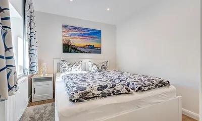 Schlafzimmer 2 mit Doppelbett & Verdunklungsgardinen