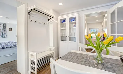 Garderobe und Blick ins Schlafzimmer