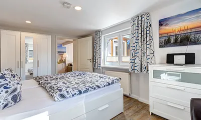 Schlafzimmer 1 mit Verdunklungsgardinen