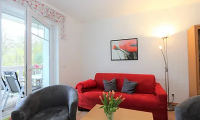 Wohnbereich mit Zugang zum Balkon