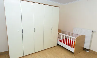 Schlafzimmer mit Kinderbett