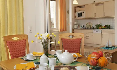 Blick vom Eßplatz (Loggia) auf die  integrierte Küchenzeile