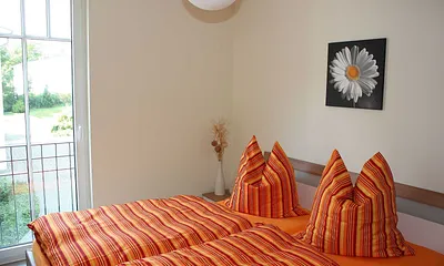 Schlafzimmer mit Kliederschrank