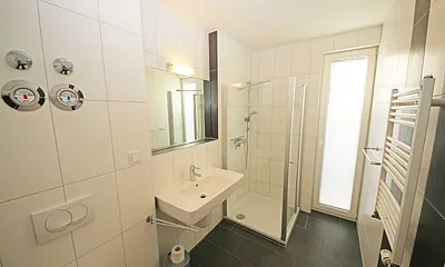 helles Badezimmer mit Dusche