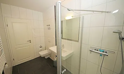 helles Badezimmer mit WC und Waschbecken